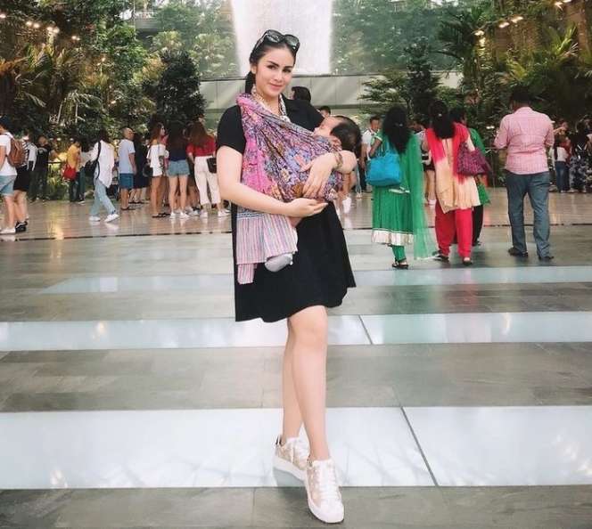 Tajir Melintir, 10 Artis Ini Gendong Bayinya dengan Kain Jarik, Gaya Lesty Kejora Jadi Sorotan!