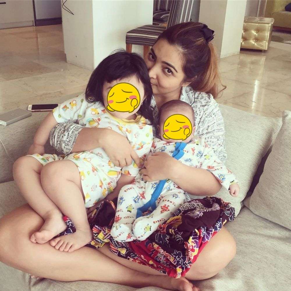 Tajir Melintir, 10 Artis Ini Gendong Bayinya dengan Kain Jarik, Gaya Lesty Kejora Jadi Sorotan!