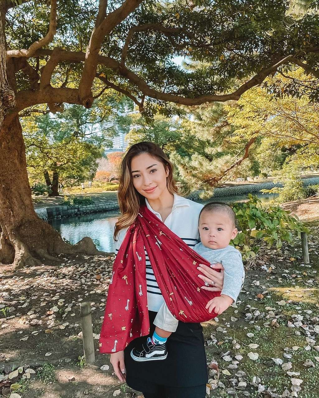 Tajir Melintir, 10 Artis Ini Gendong Bayinya dengan Kain Jarik, Gaya Lesty Kejora Jadi Sorotan!