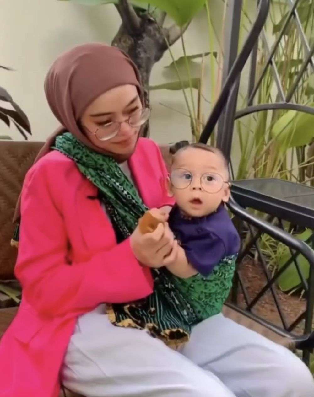 Tajir Melintir, 10 Artis Ini Gendong Bayinya dengan Kain Jarik, Gaya Lesty Kejora Jadi Sorotan!