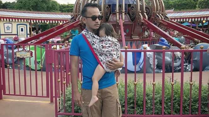 Tajir Melintir, 10 Artis Ini Gendong Bayinya dengan Kain Jarik, Gaya Lesty Kejora Jadi Sorotan!