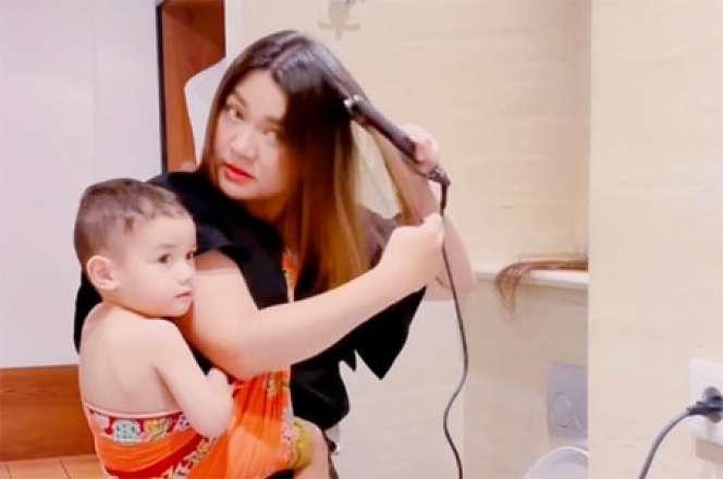 Tajir Melintir, 10 Artis Ini Gendong Bayinya dengan Kain Jarik, Gaya Lesty Kejora Jadi Sorotan!