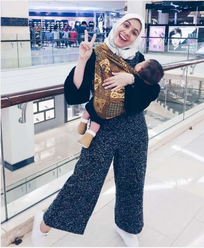 Tajir Melintir, 10 Artis Ini Gendong Bayinya dengan Kain Jarik, Gaya Lesty Kejora Jadi Sorotan!