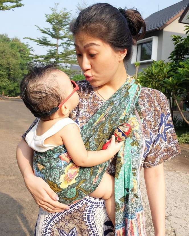 Tajir Melintir, 10 Artis Ini Gendong Bayinya dengan Kain Jarik, Gaya Lesty Kejora Jadi Sorotan!