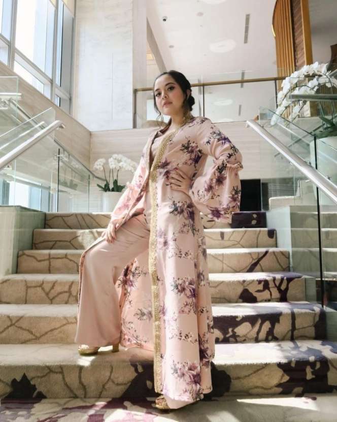 Potret Seleb Cantik Saat Pose di Anak Tangga, Anya Geraldine Bikin Salfok!