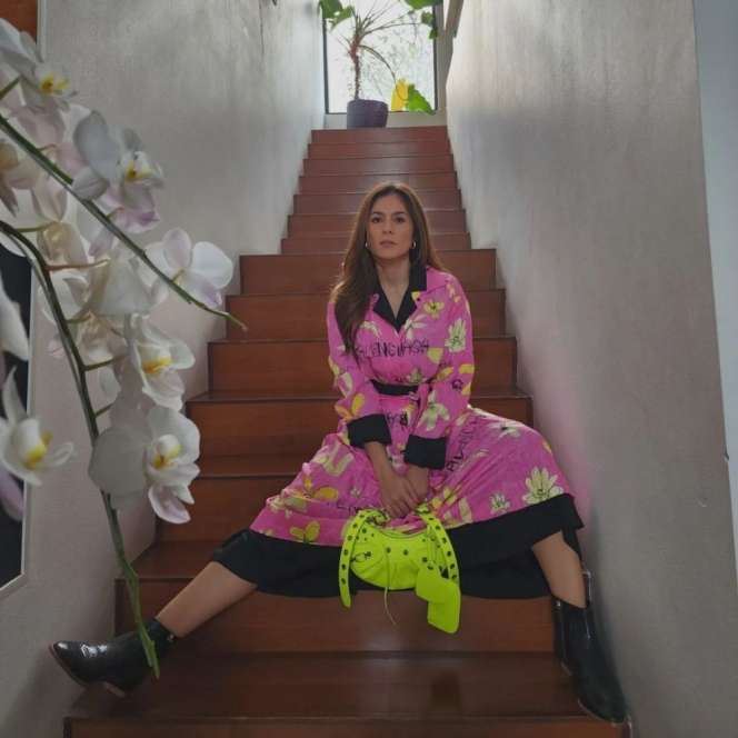 Potret Seleb Cantik Saat Pose di Anak Tangga, Anya Geraldine Bikin Salfok!