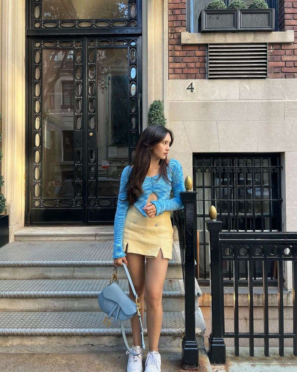 Potret Seleb Cantik Saat Pose di Anak Tangga, Anya Geraldine Bikin Salfok!