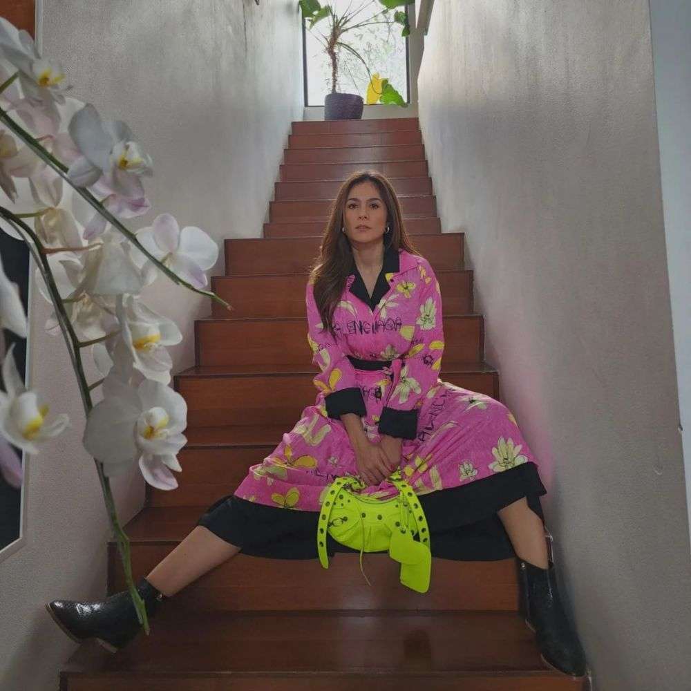 Potret Seleb Cantik Saat Pose di Anak Tangga, Anya Geraldine Bikin Salfok!