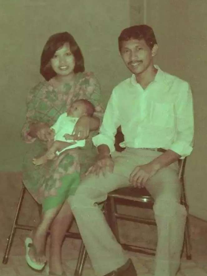 Potret Masa Kecil Seleb Bareng Keluarga, Paras Nagita Slavina Jadi Sorotan!