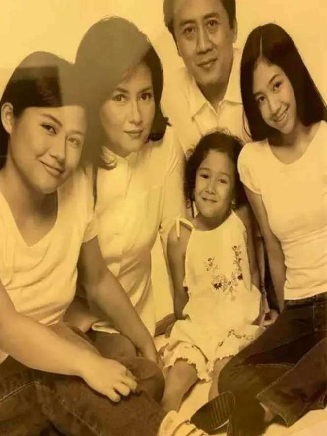 Potret Masa Kecil Seleb Bareng Keluarga, Paras Nagita Slavina Jadi Sorotan!