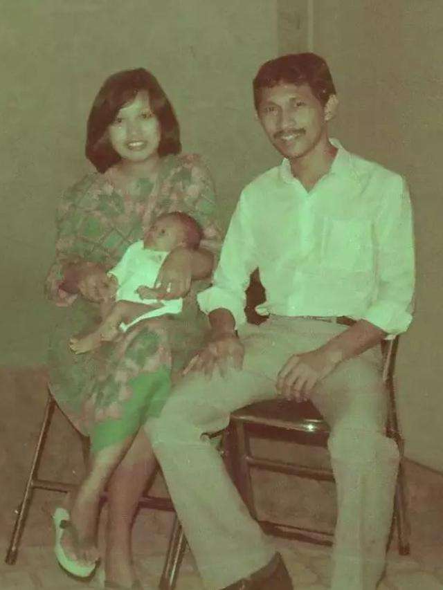 Potret Masa Kecil Seleb Bareng Keluarga, Paras Nagita Slavina Jadi Sorotan!