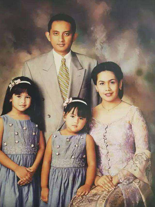Potret Masa Kecil Seleb Bareng Keluarga, Paras Nagita Slavina Jadi Sorotan!