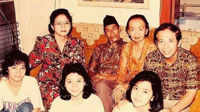 Potret Masa Kecil Seleb Bareng Keluarga, Paras Nagita Slavina Jadi Sorotan!