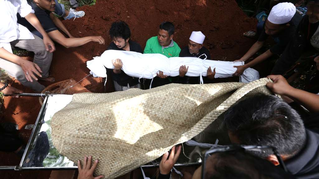 FOTO: Tangis di Pusara Ki Joko Bodo