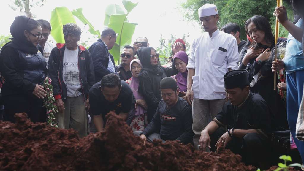 FOTO: Tangis di Pusara Ki Joko Bodo