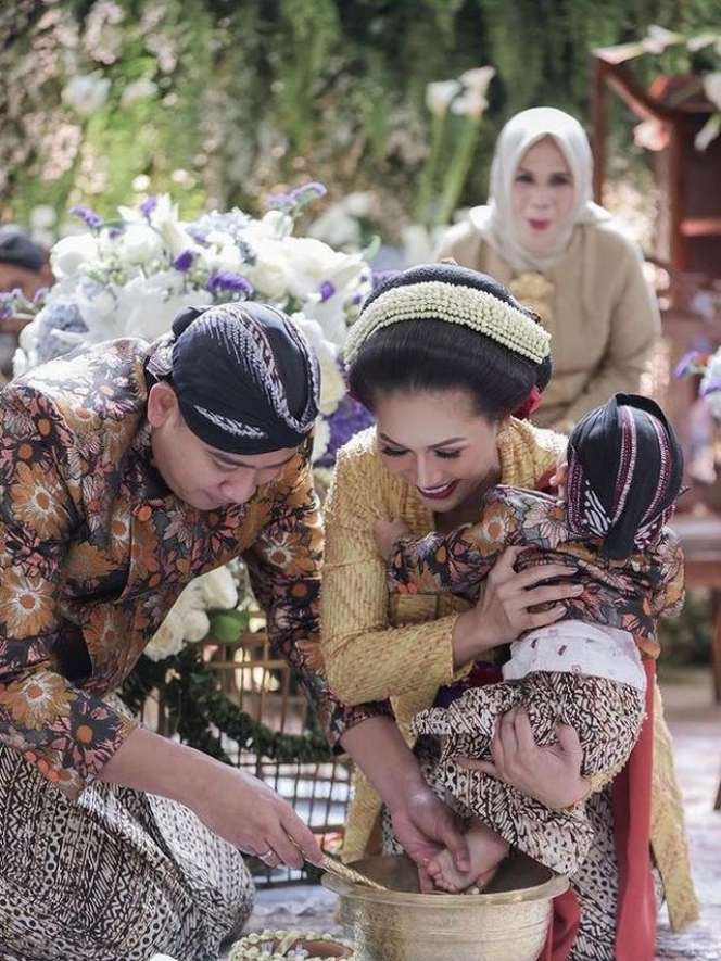 Adu Gaya 9 Artis di Acara Tedak Siten Anaknya, Penampilan Nikita Willy Dipuji Bak Bangsawan!