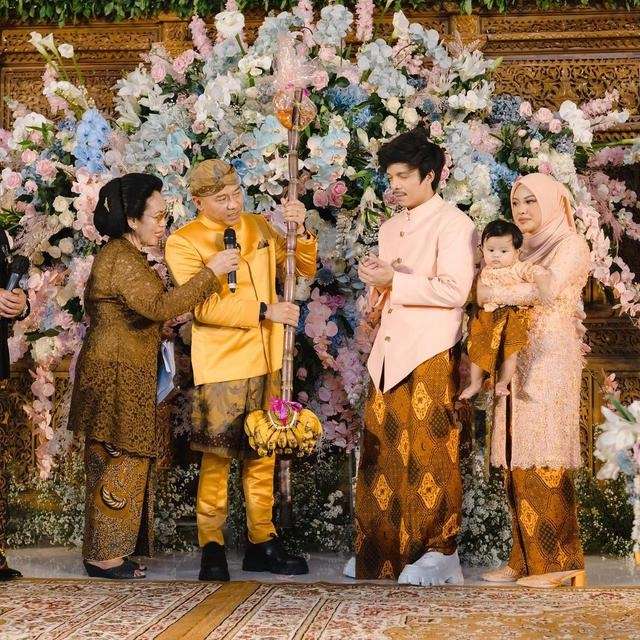 Adu Gaya 9 Artis di Acara Tedak Siten Anaknya, Penampilan Nikita Willy Dipuji Bak Bangsawan!