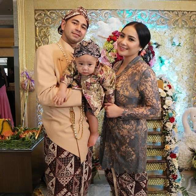 Adu Gaya 9 Artis di Acara Tedak Siten Anaknya, Penampilan Nikita Willy Dipuji Bak Bangsawan!