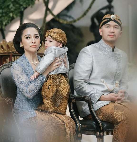 Adu Gaya 9 Artis di Acara Tedak Siten Anaknya, Penampilan Nikita Willy Dipuji Bak Bangsawan!