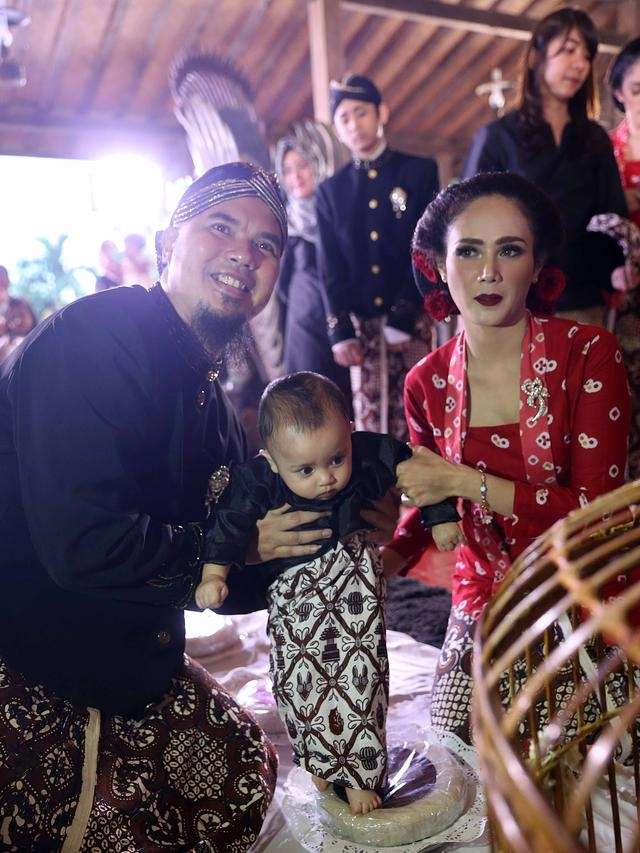 Adu Gaya 9 Artis di Acara Tedak Siten Anaknya, Penampilan Nikita Willy Dipuji Bak Bangsawan!