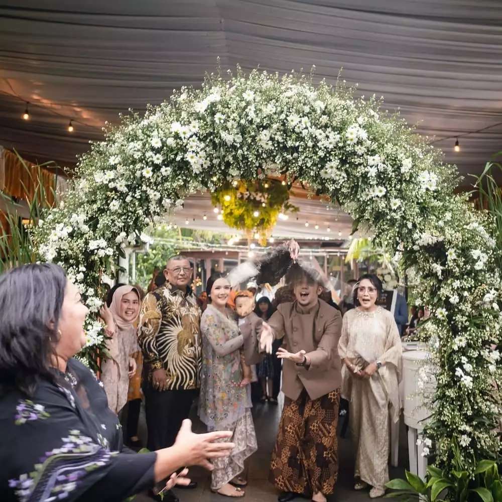 Adu Gaya 9 Artis di Acara Tedak Siten Anaknya, Penampilan Nikita Willy Dipuji Bak Bangsawan!