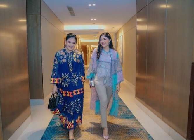 Potret Kahiyang Ayu dan Erina Gudono Tampil Kompak Kenakan Busana Biyan, Parasnya Disebut Bak Kakak Adik!