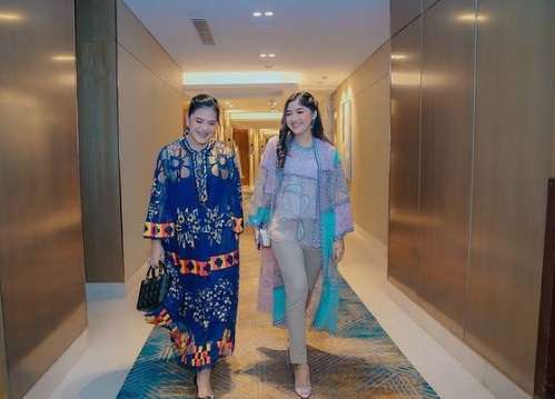 Potret Kahiyang Ayu dan Erina Gudono Tampil Kompak Kenakan Busana Biyan, Parasnya Disebut Bak Kakak Adik!