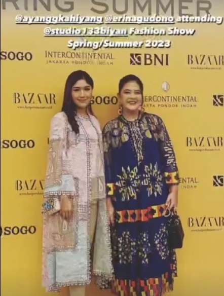 Potret Kahiyang Ayu dan Erina Gudono Tampil Kompak Kenakan Busana Biyan, Parasnya Disebut Bak Kakak Adik!