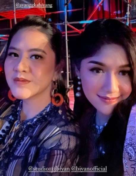 Potret Kahiyang Ayu dan Erina Gudono Tampil Kompak Kenakan Busana Biyan, Parasnya Disebut Bak Kakak Adik!