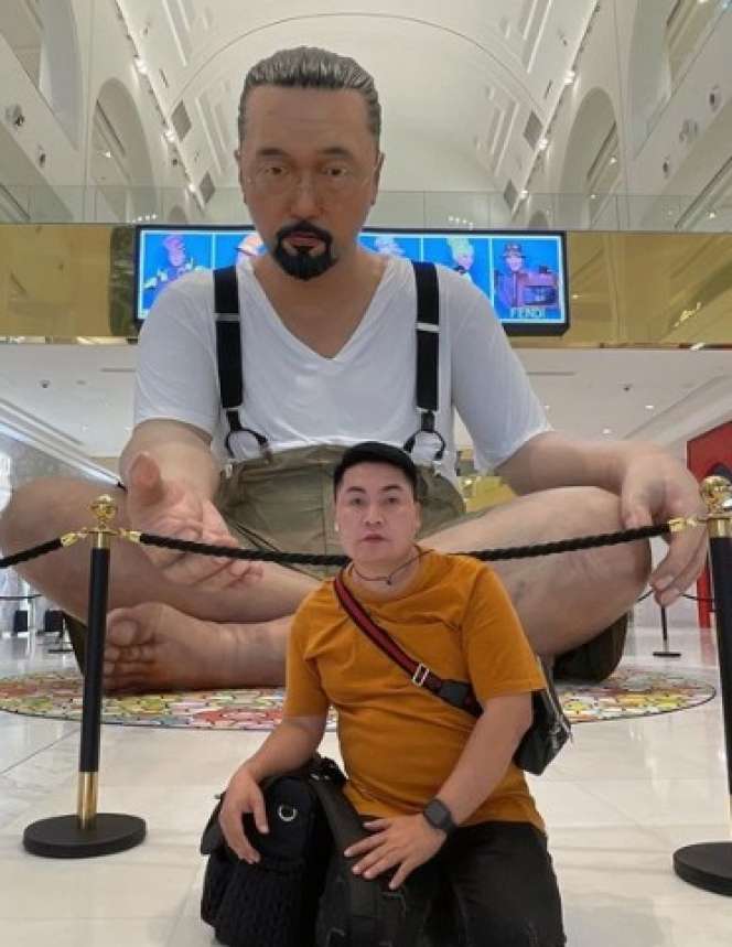 Potret Merry Asisten Raffi Ahmad Diajak Nonton Piala Dunia di Qatar, Gayanya Nggak Kalah Kece!