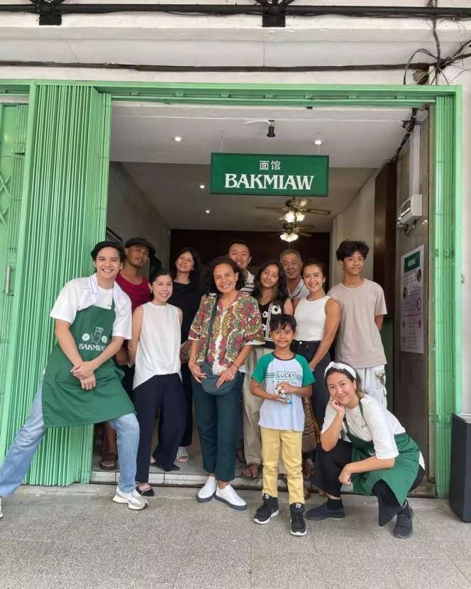 Lama Tak Muncul, 7 Potret Sherina Munaf & Suami yang Kini Jualan Bakmi di Warung Sederhana