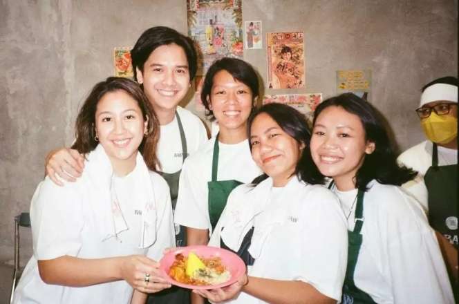 Lama Tak Muncul, 7 Potret Sherina Munaf & Suami yang Kini Jualan Bakmi di Warung Sederhana