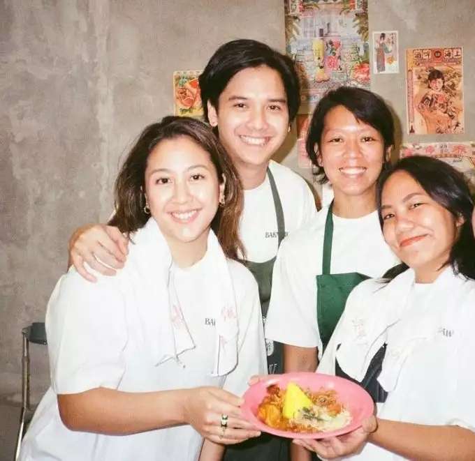 Lama Tak Muncul, 7 Potret Sherina Munaf & Suami yang Kini Jualan Bakmi di Warung Sederhana