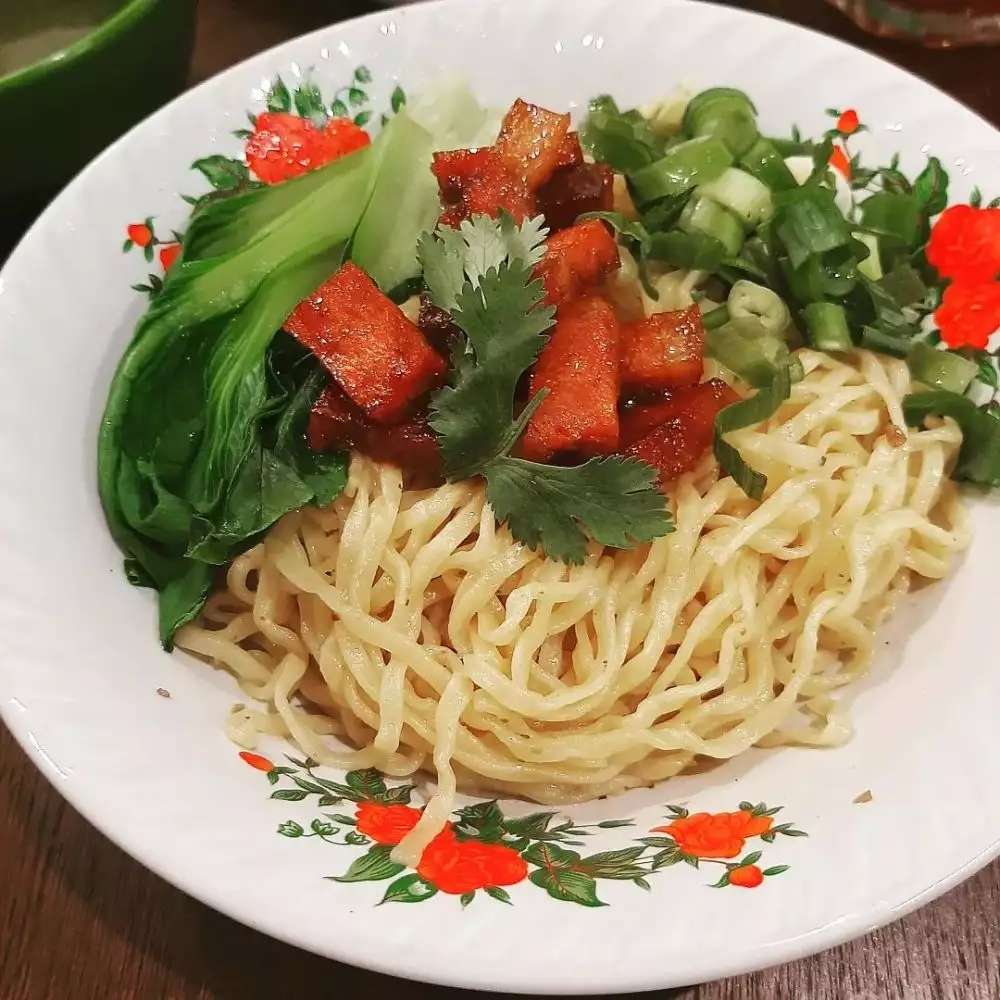 Lama Tak Muncul, 7 Potret Sherina Munaf & Suami yang Kini Jualan Bakmi di Warung Sederhana