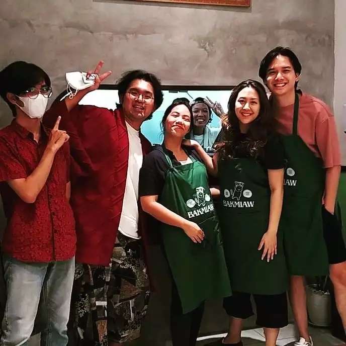Lama Tak Muncul, 7 Potret Sherina Munaf & Suami yang Kini Jualan Bakmi di Warung Sederhana
