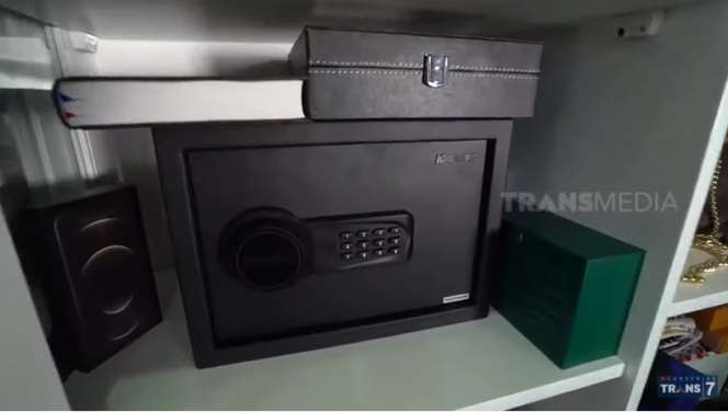 10 Potret Kamar Dinar Candy yang Super Mewah, Ada Brankas Berisi Tumpukan Berlian!