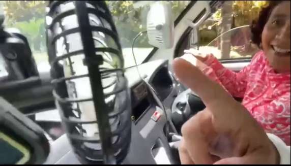 Cuma Pakai Kipas Angin, Ini Potret Mobil Susi Pudjiastuti, Beda Dari yang Lain!