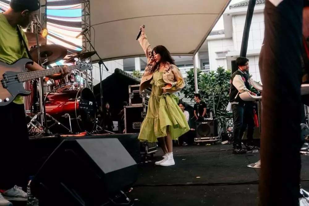 10 Kostum Unik Widi Vierratale Saat Manggung, Dandan Ala Pengantin Hingga Pakai Helm PUBG, Terakhir Disebut Datangkan Azab!
