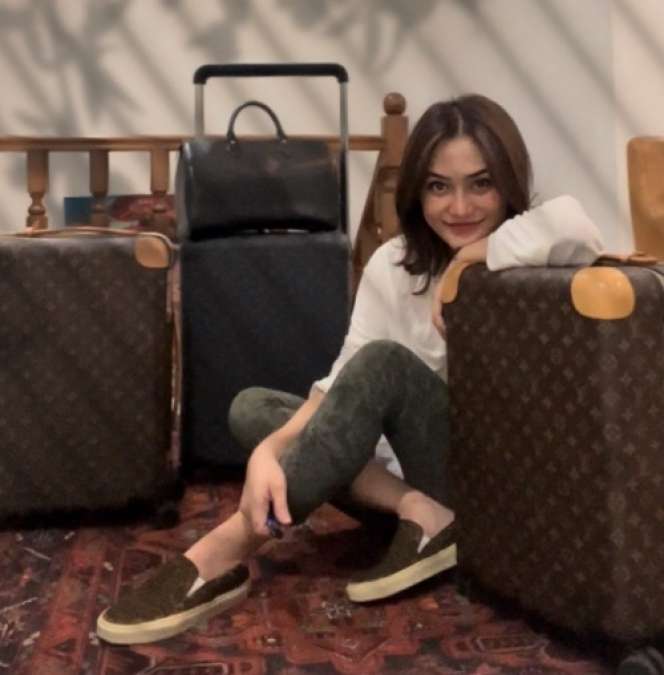 Potret Enji Baskoro Mantan Suami Ayu Ting Ting Pamer Gandengan Baru, Ternyata eks Istri Pebulu Tangkis Indonesia!