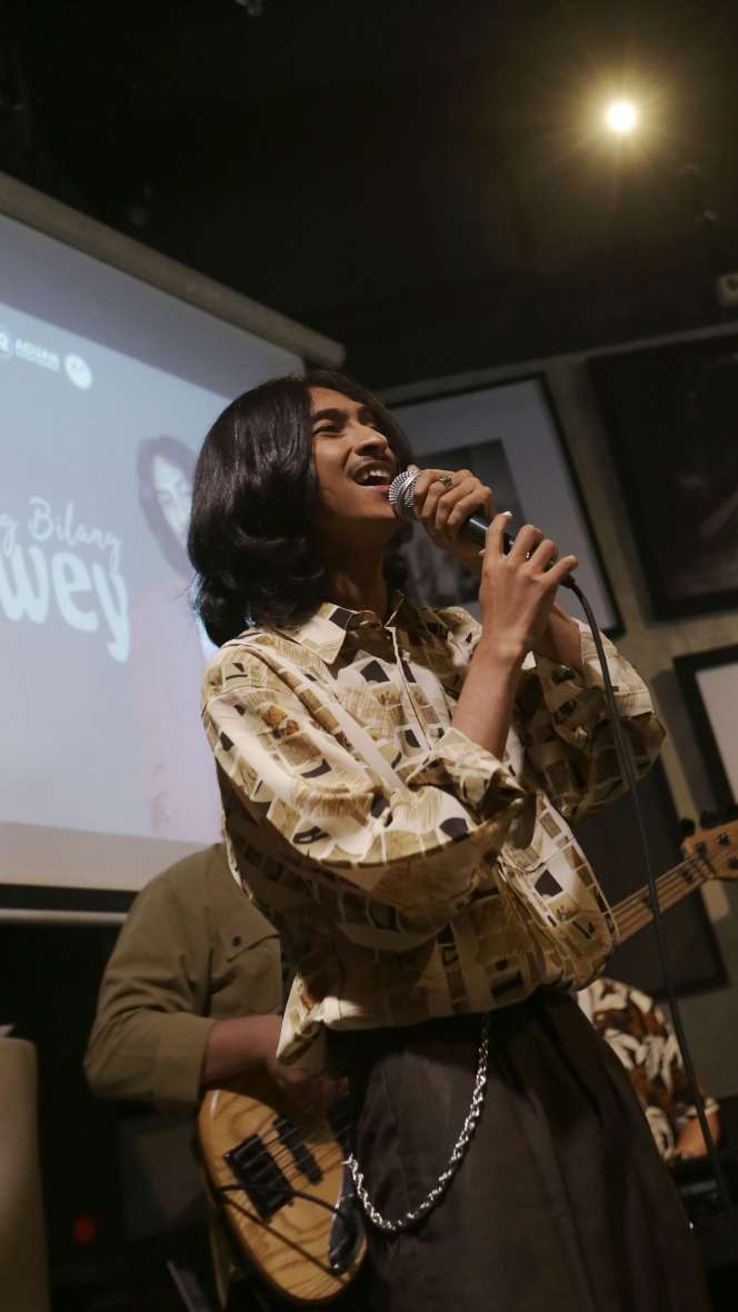 Weswey Ceritakan Kisah Cinta Lewat Single ‘Tolong Bilang’ 