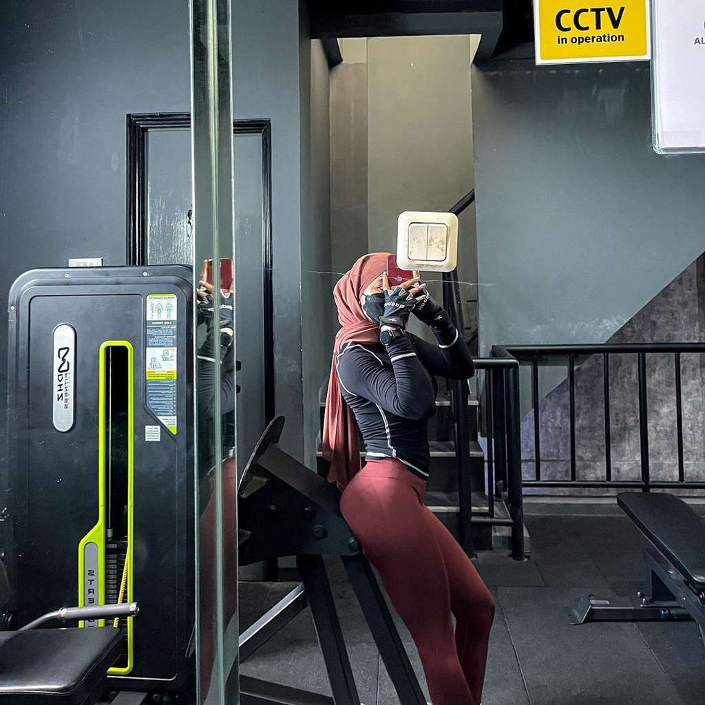 10 Potret Oklin Fia, Selebgram Berhijab yang Doyan Pakai Baju Ketat & Pamer Lekuk Tubuh, Netizen : Nggak Malu?