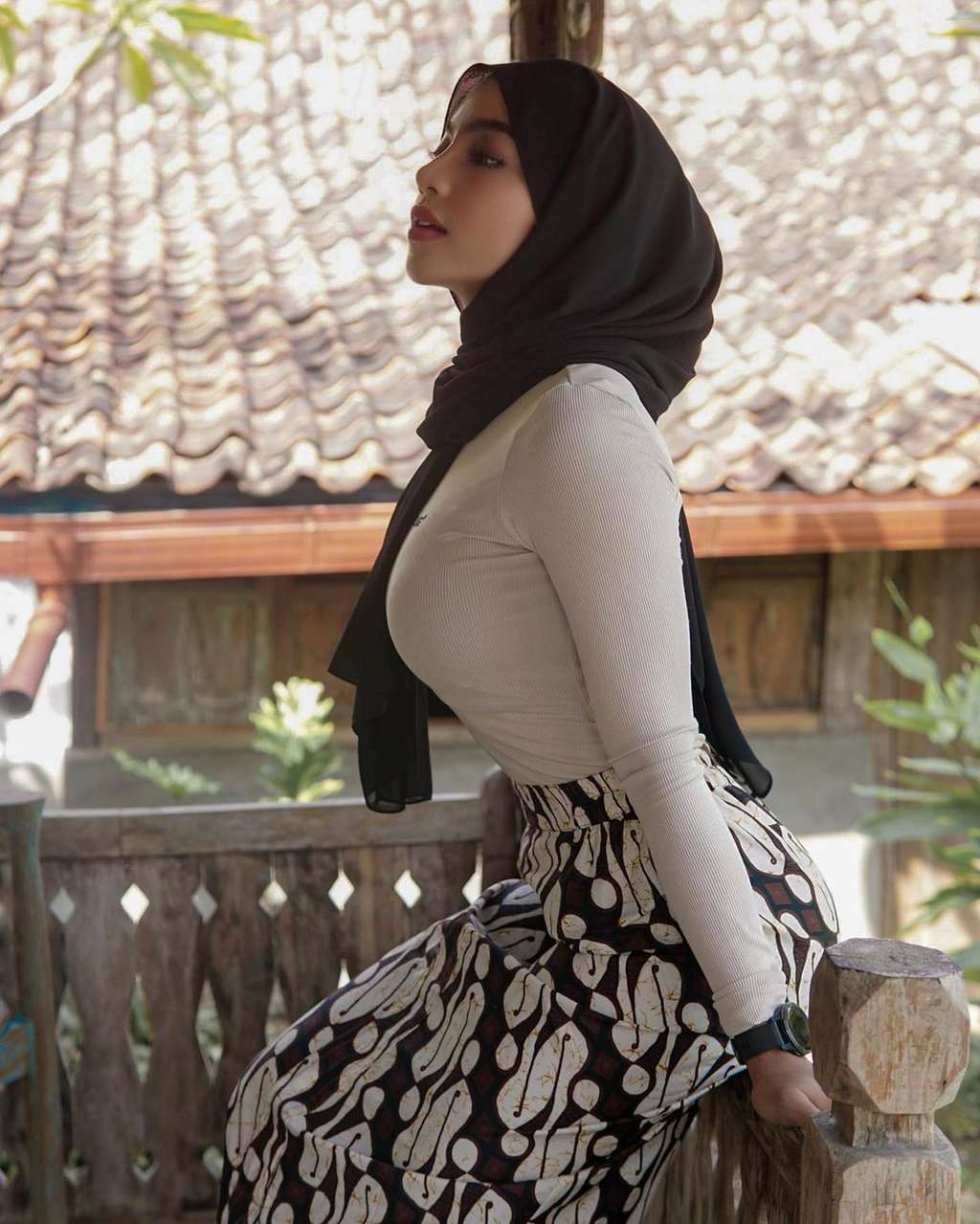10 Potret Oklin Fia, Selebgram Berhijab yang Doyan Pakai Baju Ketat & Pamer Lekuk Tubuh, Netizen : Nggak Malu?