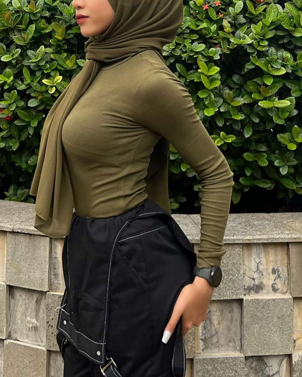10 Potret Oklin Fia, Selebgram Berhijab yang Doyan Pakai Baju Ketat & Pamer Lekuk Tubuh, Netizen : Nggak Malu?