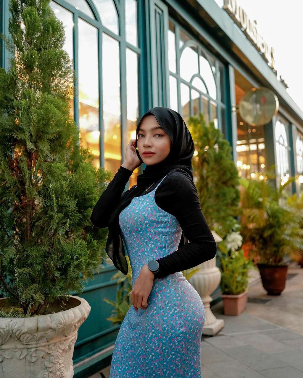 10 Potret Oklin Fia, Selebgram Berhijab yang Doyan Pakai Baju Ketat & Pamer Lekuk Tubuh, Netizen : Nggak Malu?