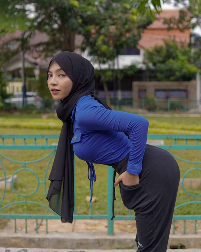 10 Potret Oklin Fia, Selebgram Berhijab yang Doyan Pakai Baju Ketat & Pamer Lekuk Tubuh, Netizen : Nggak Malu?