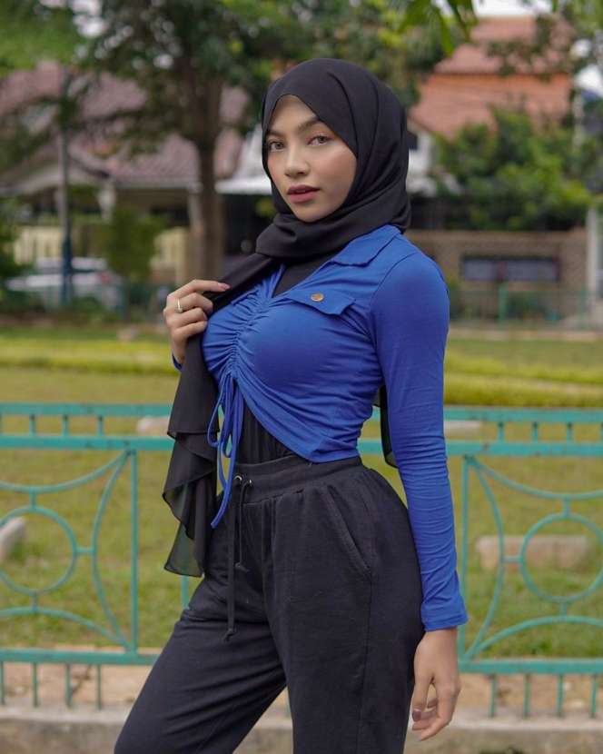 10 Potret Oklin Fia, Selebgram Berhijab yang Doyan Pakai Baju Ketat & Pamer Lekuk Tubuh, Netizen : Nggak Malu?