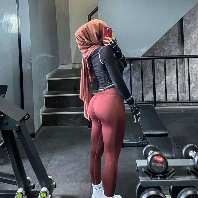 10 Potret Oklin Fia, Selebgram Berhijab yang Doyan Pakai Baju Ketat & Pamer Lekuk Tubuh, Netizen : Nggak Malu?