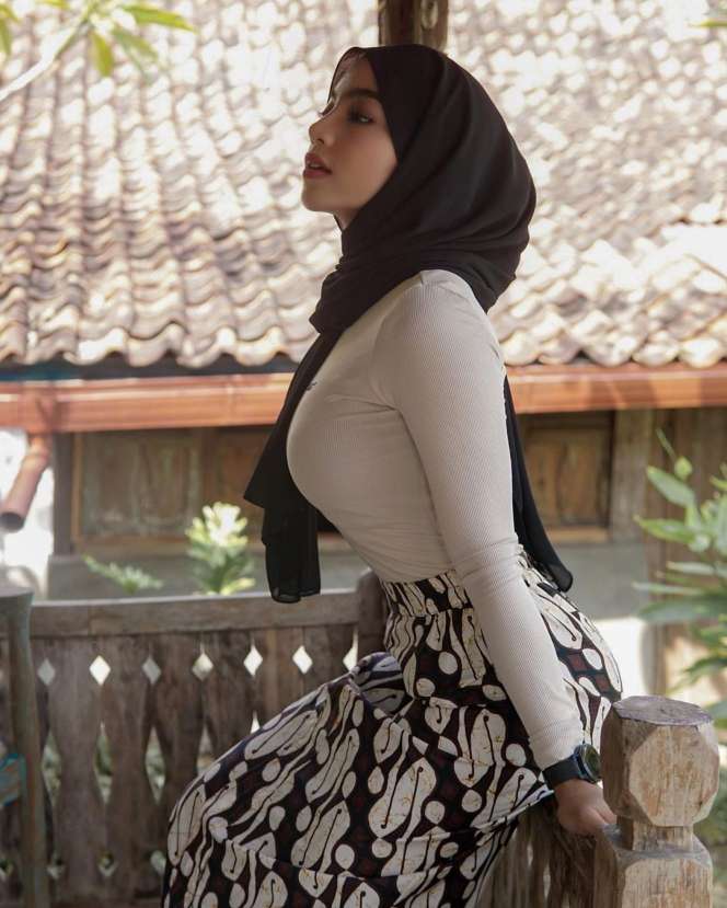 10 Potret Oklin Fia, Selebgram Berhijab yang Doyan Pakai Baju Ketat & Pamer Lekuk Tubuh, Netizen : Nggak Malu?