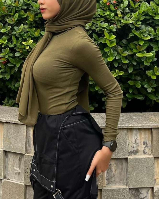 10 Potret Oklin Fia, Selebgram Berhijab yang Doyan Pakai Baju Ketat & Pamer Lekuk Tubuh, Netizen : Nggak Malu?