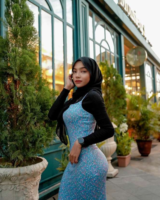 10 Potret Oklin Fia, Selebgram Berhijab yang Doyan Pakai Baju Ketat & Pamer Lekuk Tubuh, Netizen : Nggak Malu?
